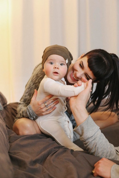 Una madre e un bambino insieme a casa