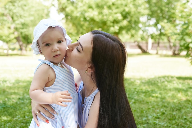 Una madre sta baciando una bambina.