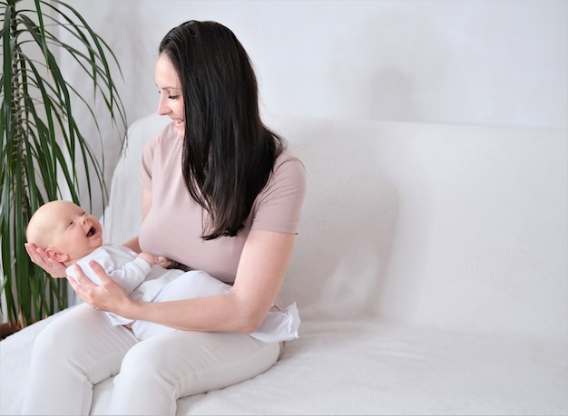 Una madre tiene in braccio il figlio neonato di due mesi.