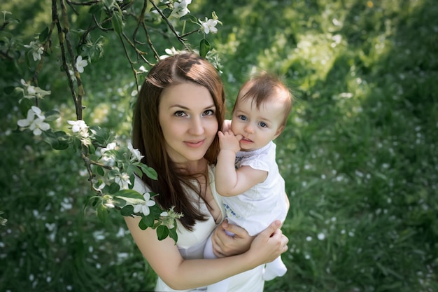 Una madre tiene la sua piccola figlia tra le braccia