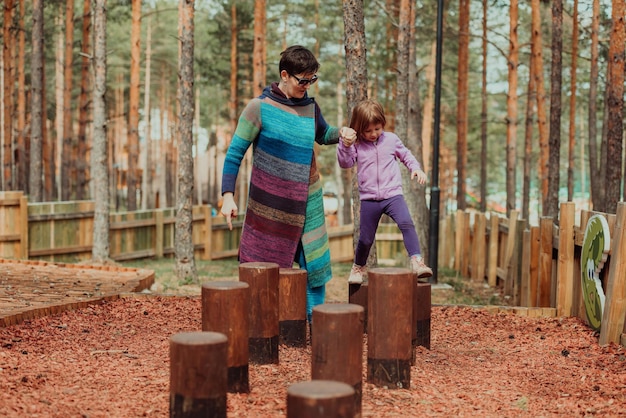 Una madre trascorre del tempo nel parco con sua figlia. Divertente giornata in famiglia nel parco per la famiglia.