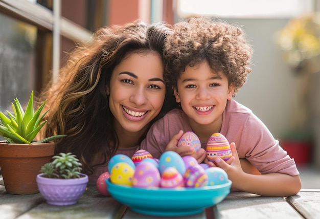 una madre un figlio che tiene le uova di Pasqua