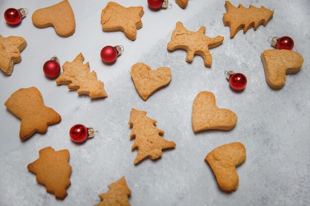 Una manciata di biscotti di Natale su uno sfondo grigio. Disposizione piatta. Vista dall'alto. Concetto di Natale e Capodanno. cucinando