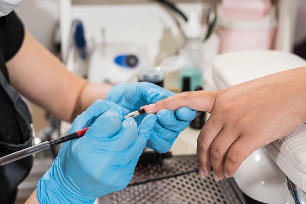 Una manicure fa la manicure a una ragazza.