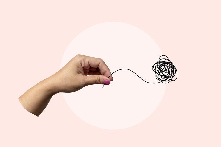 Una mano che tiene un pezzo di corda incastrato