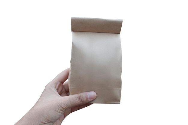 Una mano che tiene un sacchetto di carta marrone con uno sfondo bianco