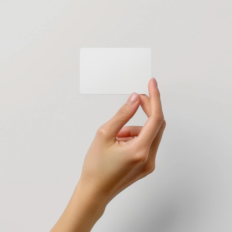 una mano che tiene una carta bianca che dice una carta