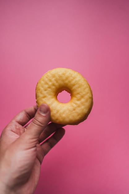 Una mano che tiene una ciambella