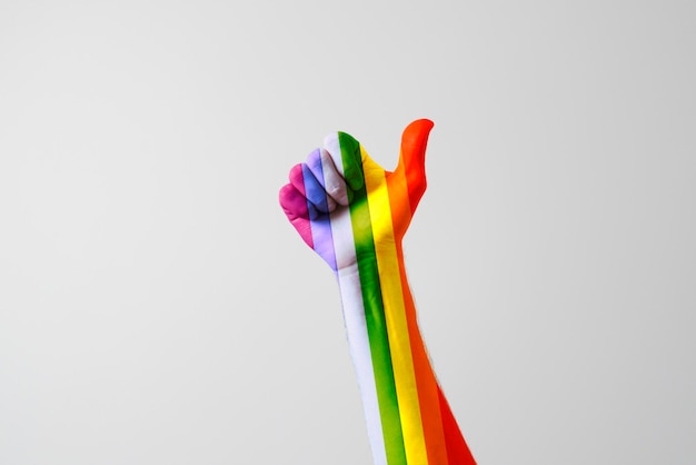 Una mano colorata con orgoglio e diversità lgbt color arcobaleno