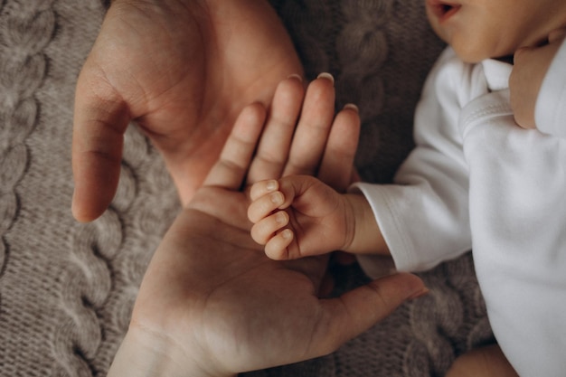 una mano di bambino sta tenendo la mano di bambino