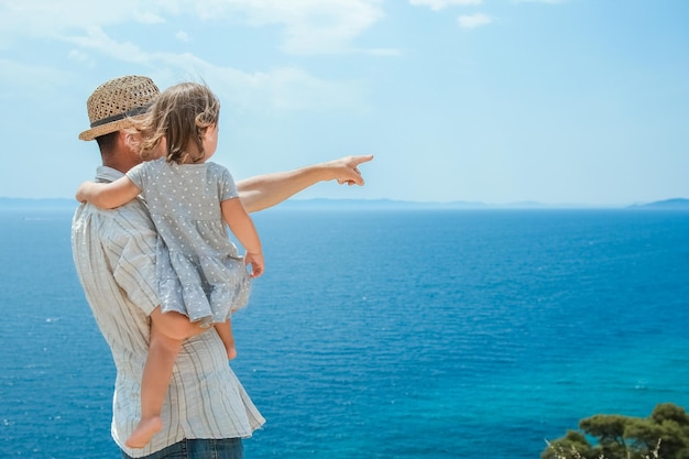 Una mano di genitori e figli felici in mare in Grecia