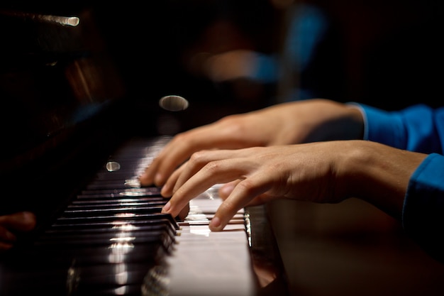 Una mano maschile sul pianoforte.