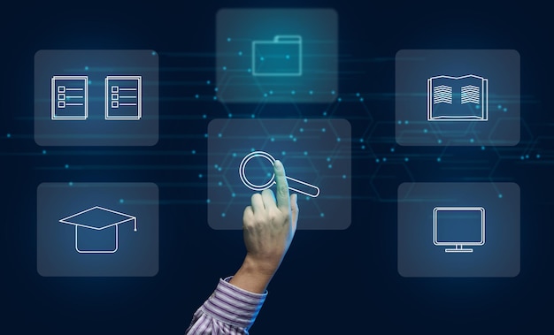 Una mano seleziona le icone su uno schermo virtuale Il concetto di metodi di apprendimento a distanza di ricerca di sistematizzazione e recupero delle informazioni