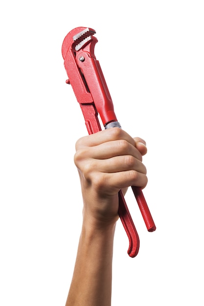 una mano sollevata tiene una chiave idraulica isolata su uno sfondo bianco