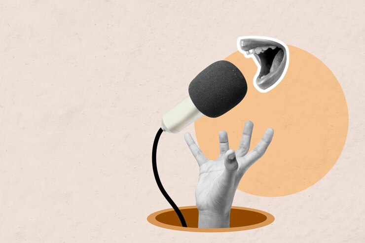 Una mano umana che tiene il microfono