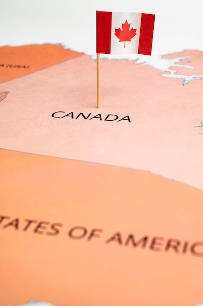 Una mappa del Canada con una bandiera canadese