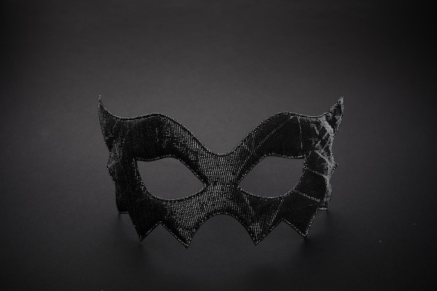 Una maschera a forma di pipistrello su sfondo nero per Halloween