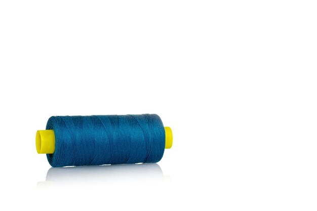 Una matassa di fili di macro di colore blu su sfondo bianco si chiuda