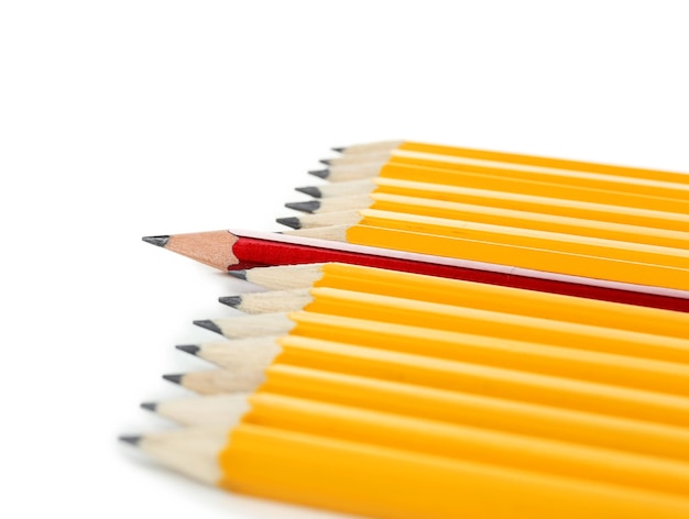 Una matita rossa che si distingue dagli altri isolati su bianco