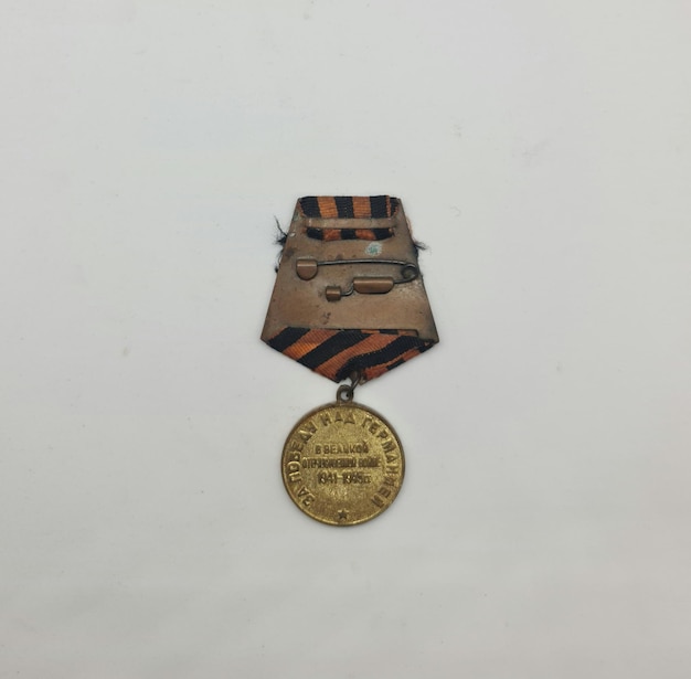 Una medaglia con un nastro che riporta l'anno 2004.