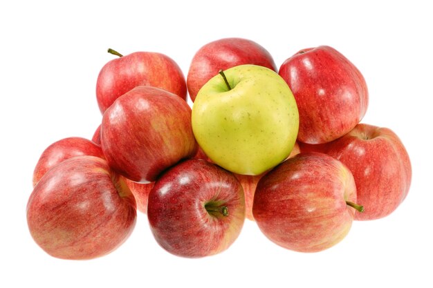 Una mela gialla matura con mele rosse