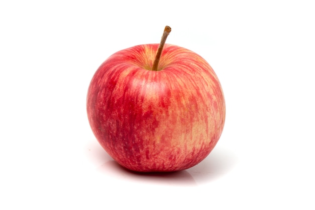 Una mela rosa colorata su sfondo bianco.