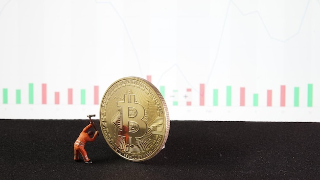 Una miniatura mineraria sta traendo profitto dal commercio di bitcoin su un'immagine concettuale di sfondo azionario per l'investimento in criptovaluta