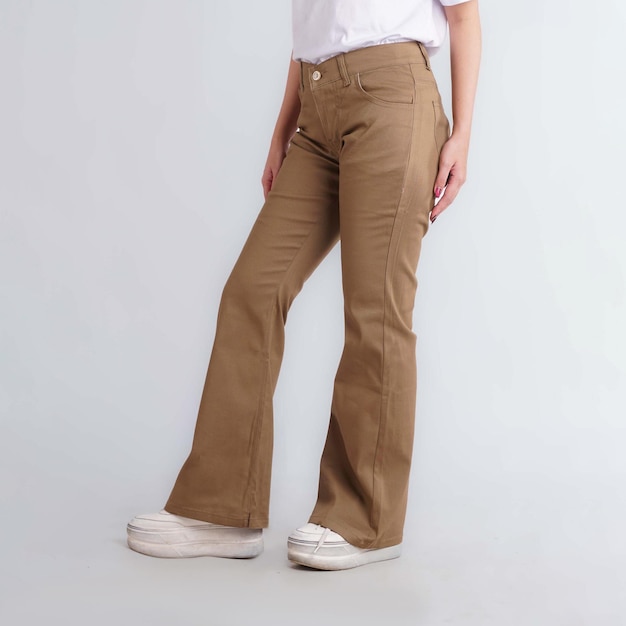 Una miscela di stile e funzionalità questa donna è splendida con i suoi lunghi pantaloni cargo che trasudano