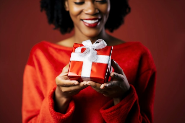 Una modella nera vestita da Babbo Natale offre uno spazio di copia regalo