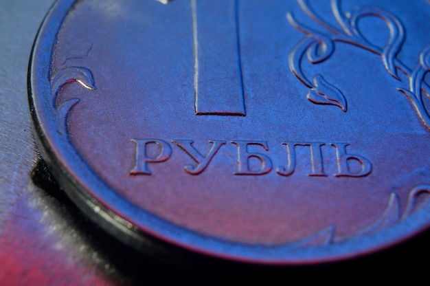 una moneta da un rublo russo giace su una superficie metallica. avvicinamento.