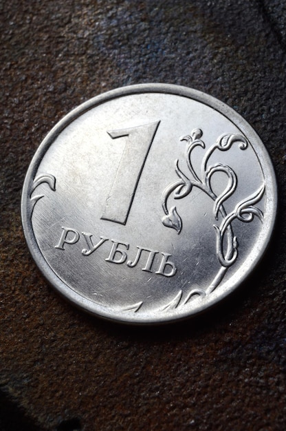 una moneta da un rublo russo giace su uno sfondo di metallo scuro. avvicinamento.