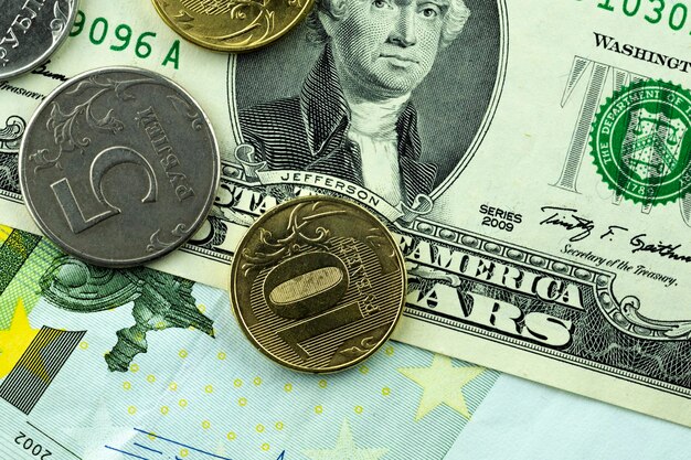 Una moneta della Russia in tagli da 5 rubli e 10 rubli e una banconota da un dollaro e 100 euro primo piano