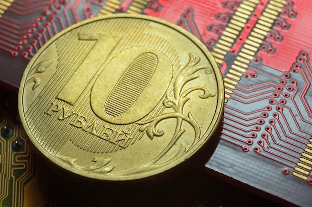 Una moneta russa con un valore nominale di 10 rubli si trova tra i microcircuiti un concetto che illustra il prezzo dell'elettronica in Russia
