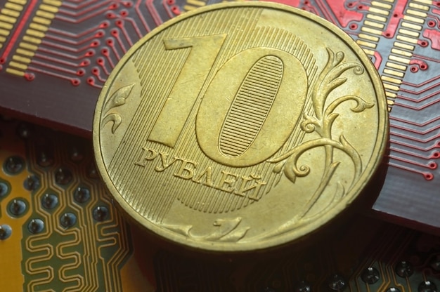 Una moneta russa con un valore nominale di 10 rubli si trova tra i microcircuiti un concetto che illustra il prezzo dell'elettronica in Russia
