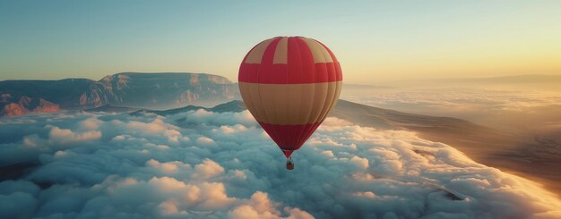 Una mongolfiera che vola sopra una catena montuosa