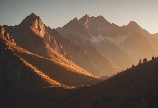 una montagna con il sole che splende attraverso di essa