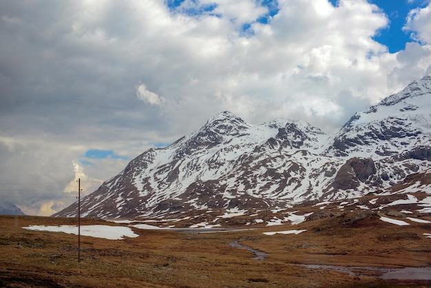 Una montagna con la neve in cima e un cartello che dice "la montagna è visibile"