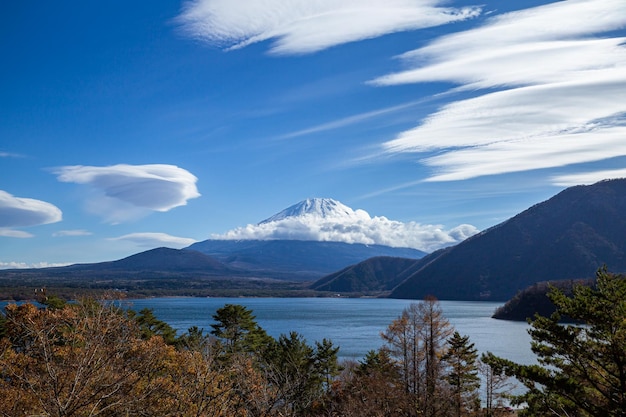 Una montagna con un cielo blu e nuvole