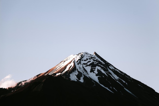 Una montagna con un cielo blu sullo sfondo