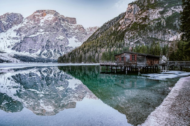 una montagna con un lago e una capanna sullo sfondo