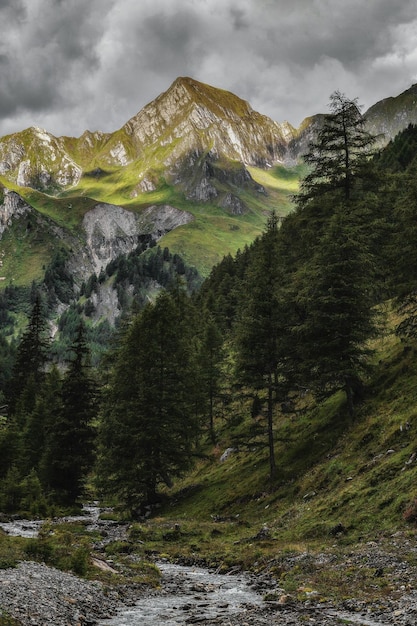 una montagna con una montagna verde sullo sfondo