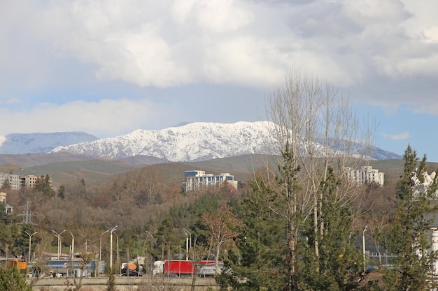 Una montagna coperta di neve