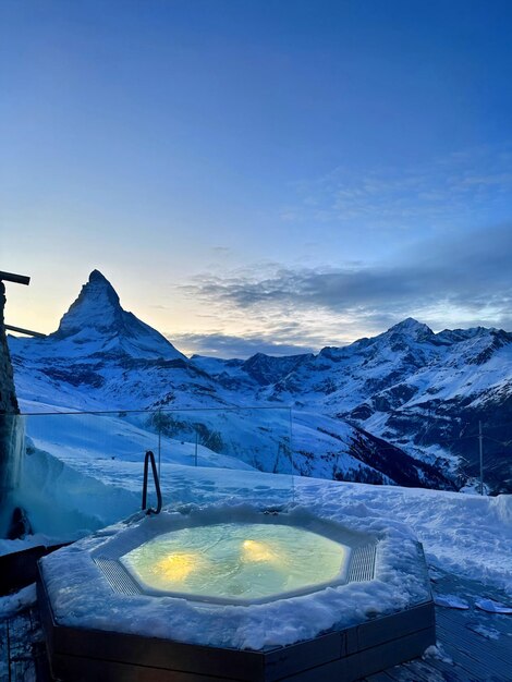 Una montagna coperta di neve