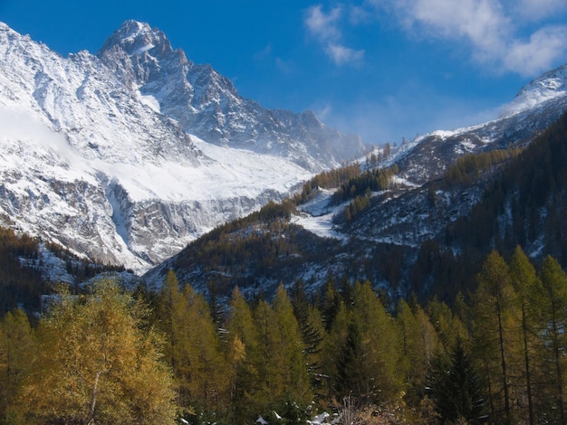 Una montagna innevata con una montagna innevata sullo sfondo