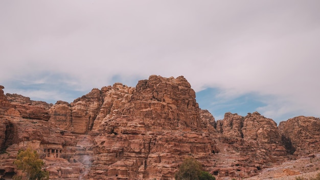 Una montagna nel deserto con un cielo blu e nuvole