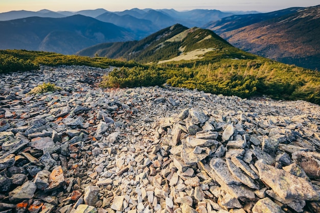 Una montagna rocciosa da vicino