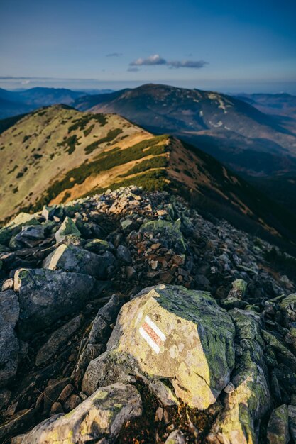 Una montagna rocciosa da vicino