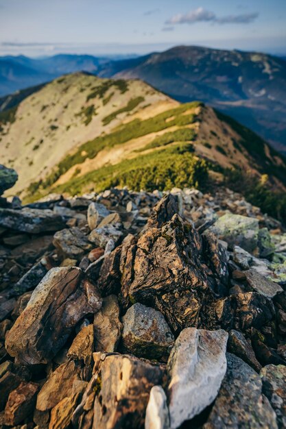 Una montagna rocciosa da vicino