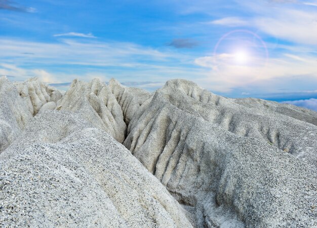 Una montagna rocciosa o un mucchio di pietra bianca fine, che è stata estratta dal processo di estrazione