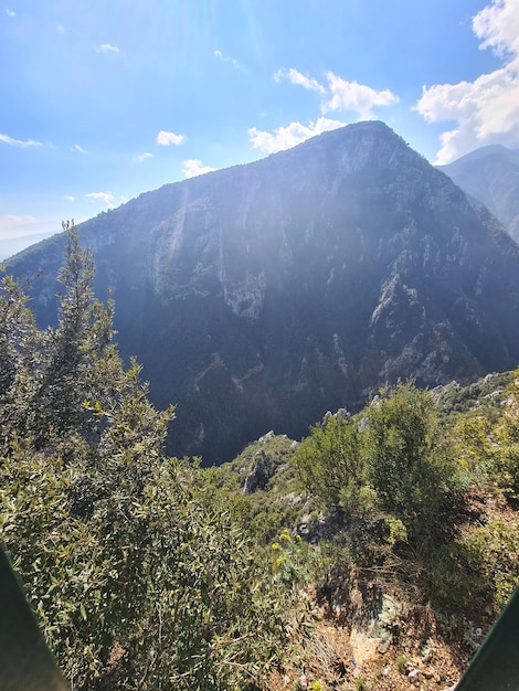 Una montagna vista dalla cima della montagna